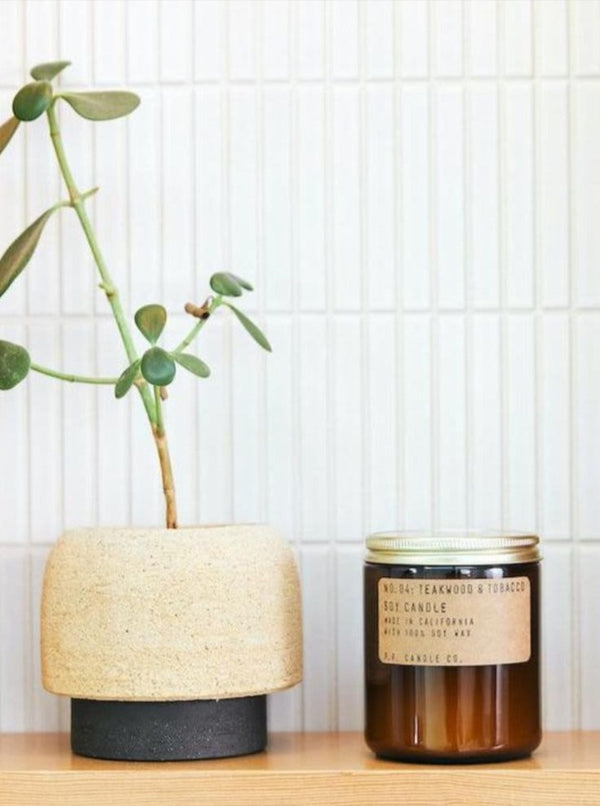 P F Candle Co. Duftlys No.4 Teakwood & Tobacco