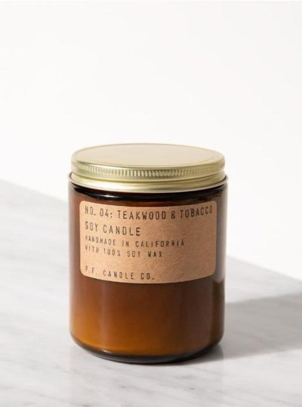 P F Candle Co. Duftlys No.4 Teakwood & Tobacco